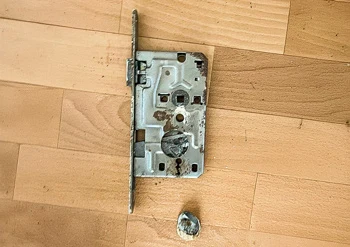 Ausgebauter Schlosskasten mit Defekt